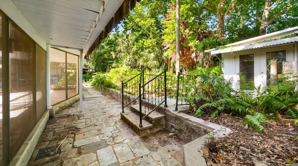 127 E Laurel Avenue Howey In The Hills FL 34737