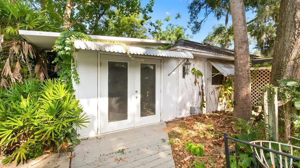 127 E Laurel Avenue Howey In The Hills FL 34737