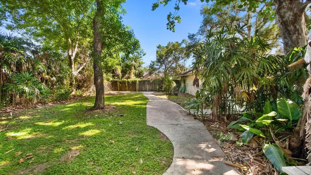 127 E Laurel Avenue Howey In The Hills FL 34737