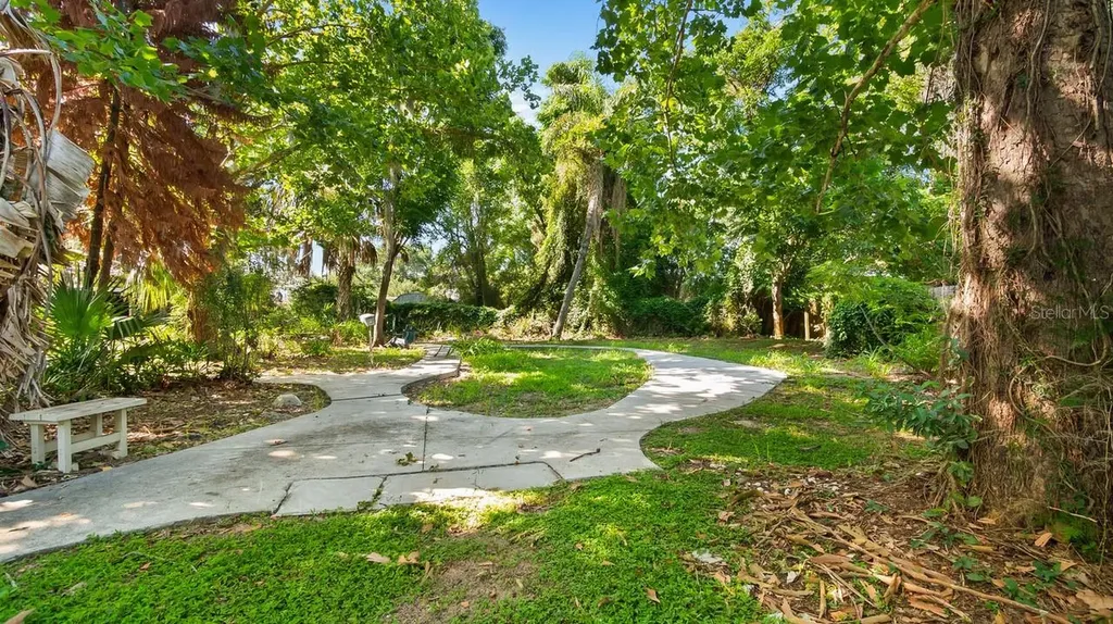 127 E Laurel Avenue Howey In The Hills FL 34737