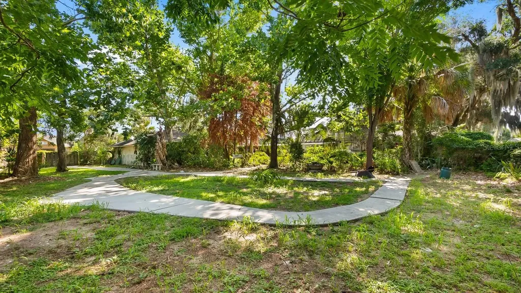 127 E Laurel Avenue Howey In The Hills FL 34737