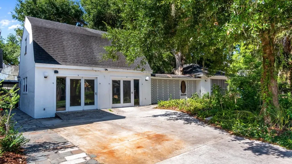 127 E Laurel Avenue Howey In The Hills FL 34737