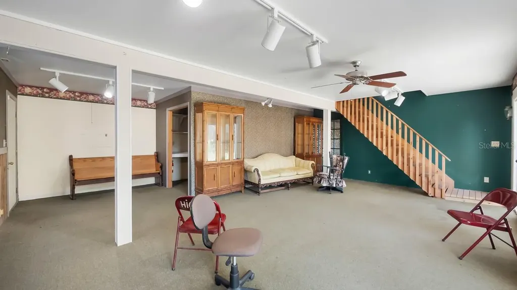 127 E Laurel Avenue Howey In The Hills FL 34737