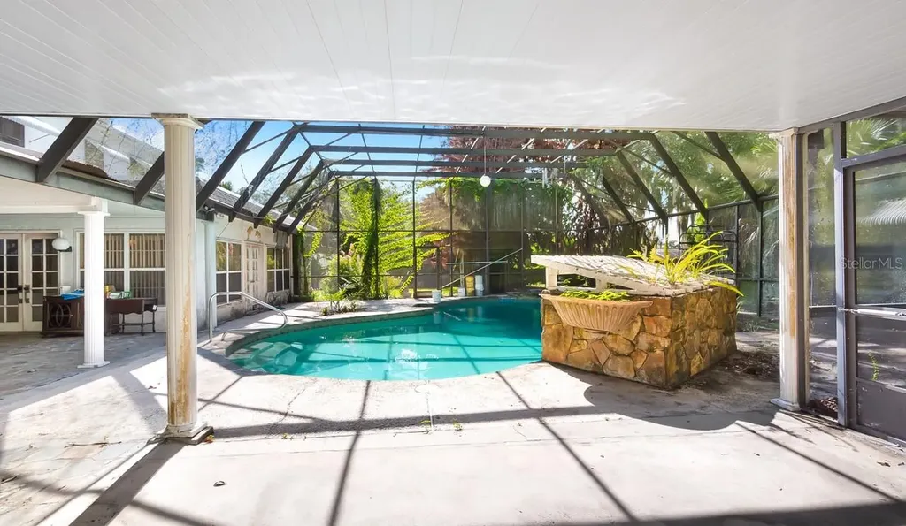 127 E Laurel Avenue Howey In The Hills FL 34737