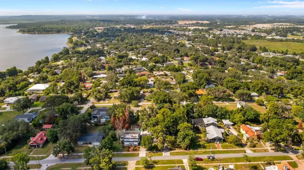 127 E Laurel Avenue Howey In The Hills FL 34737