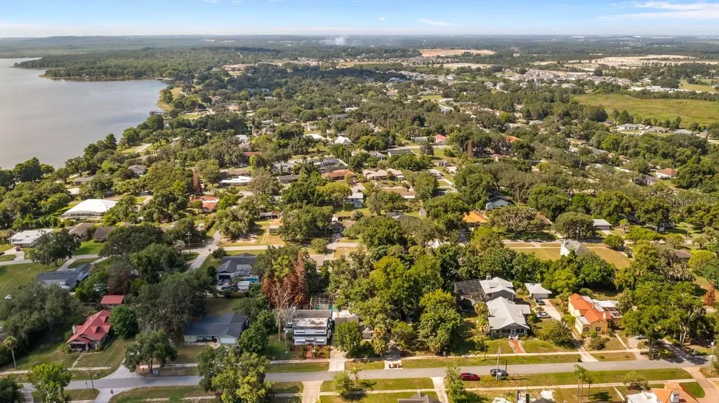 127 E Laurel Avenue Howey In The Hills FL 34737