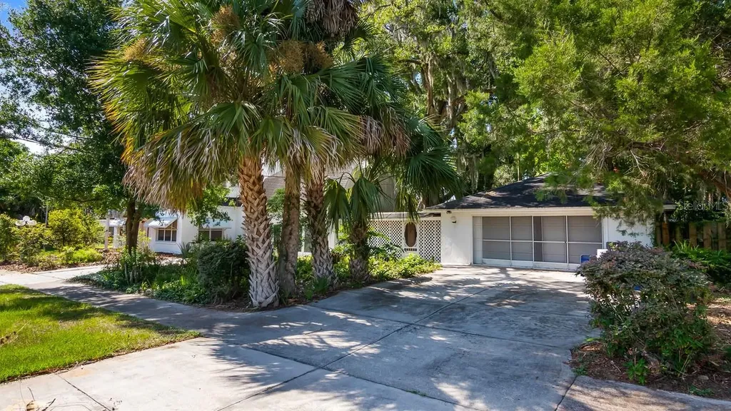 127 E Laurel Avenue Howey In The Hills FL 34737