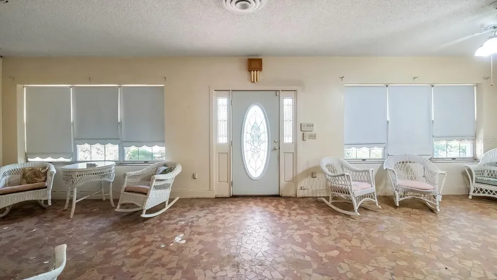 127 E Laurel Avenue Howey In The Hills FL 34737