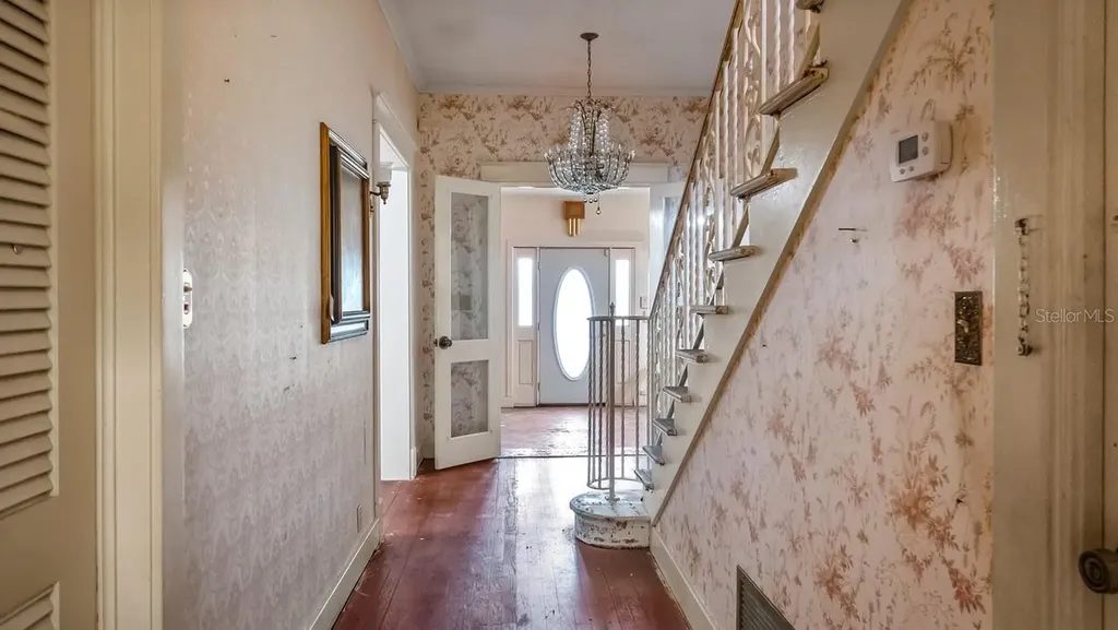 127 E Laurel Avenue Howey In The Hills FL 34737