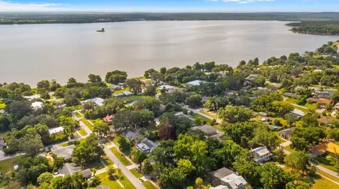 127 E Laurel Avenue Howey In The Hills FL 34737