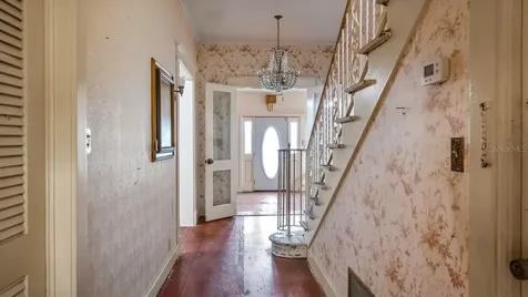 127 E Laurel Avenue Howey In The Hills FL 34737