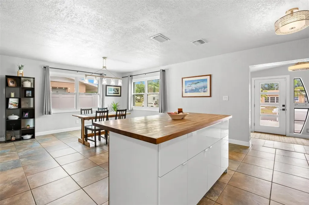 10437 Cirimoya Lane Seminole FL 33772