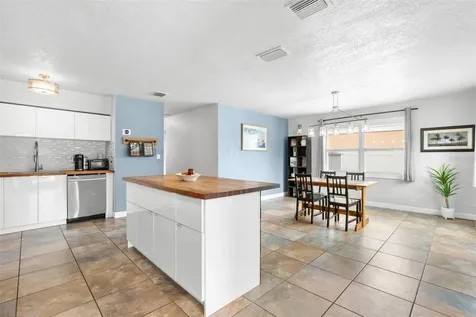 10437 Cirimoya Lane Seminole FL 33772