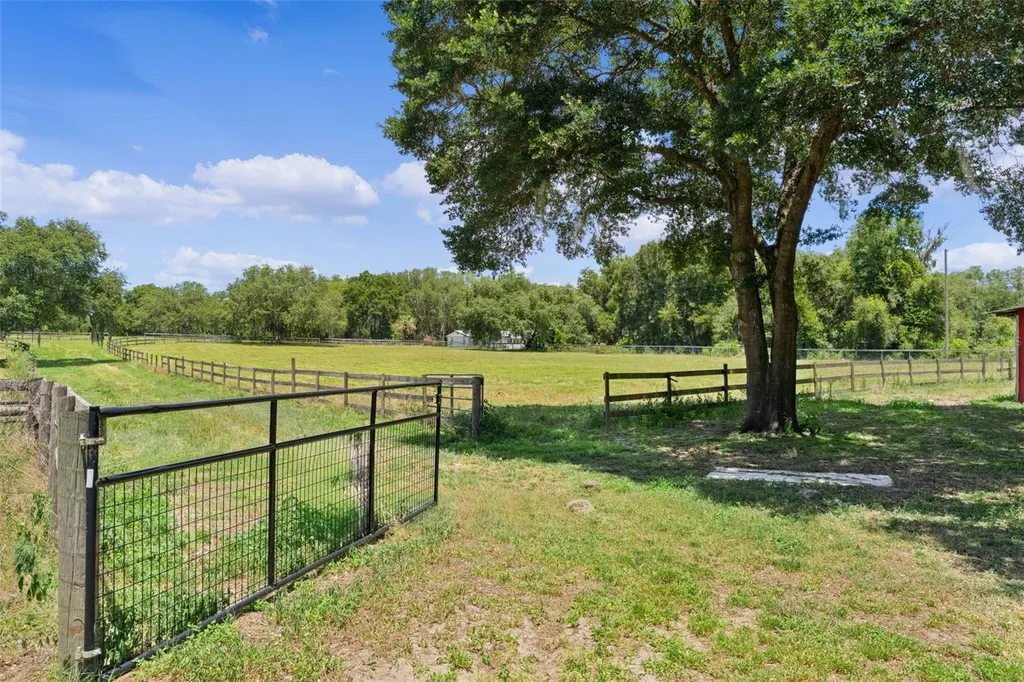 13691 S Highway 25 Eastlake Weir FL 32133