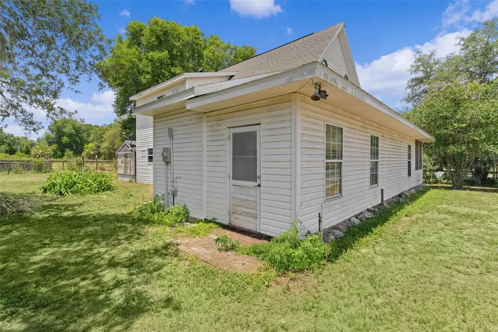 13691 S Highway 25 Eastlake Weir FL 32133