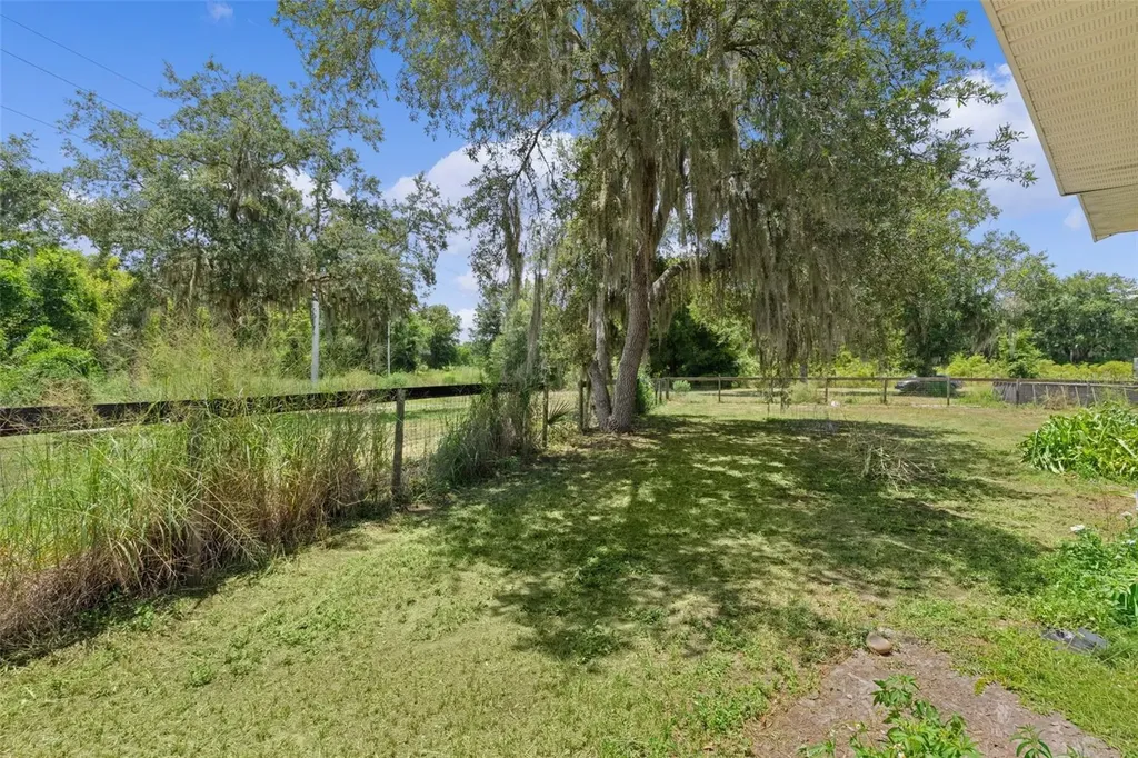 13691 S Highway 25 Eastlake Weir FL 32133
