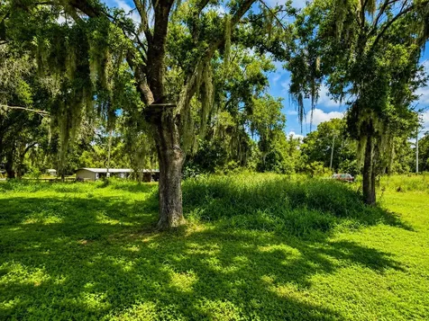 13691 S Highway 25 Eastlake Weir FL 32133
