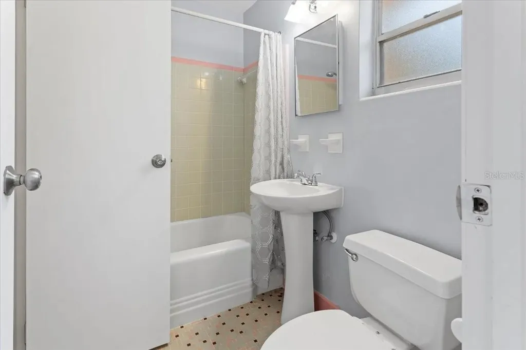 1302 NE 14th Terrace Gainesville FL 32601