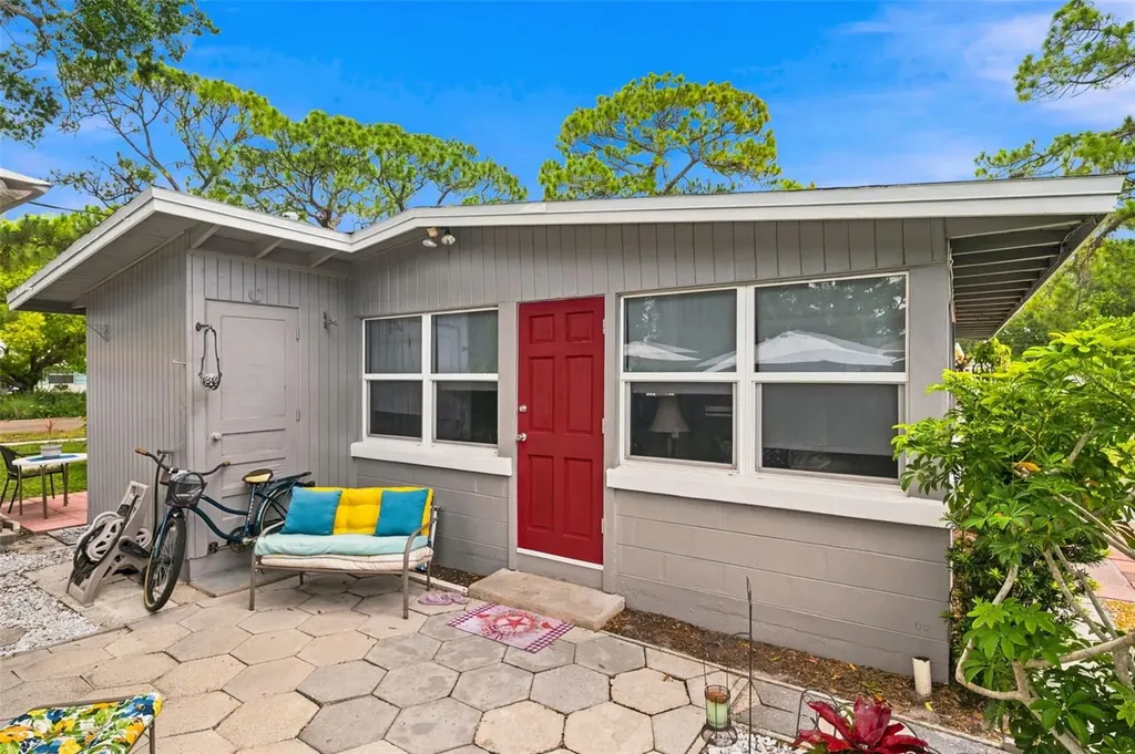 538 82nd Avenue N St Petersburg FL 33702