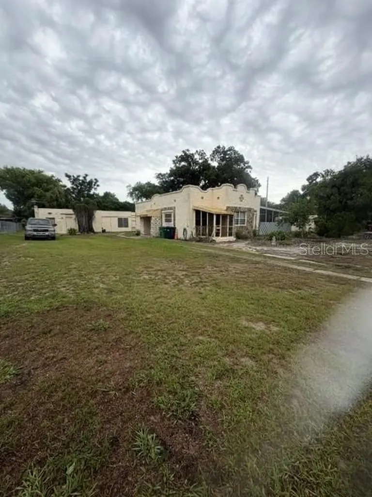 8705 N Wick Place Tampa FL 33604