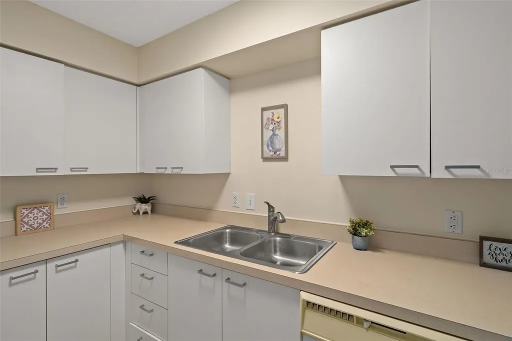 701 Mirror Lake Drive N St Petersburg FL 33701