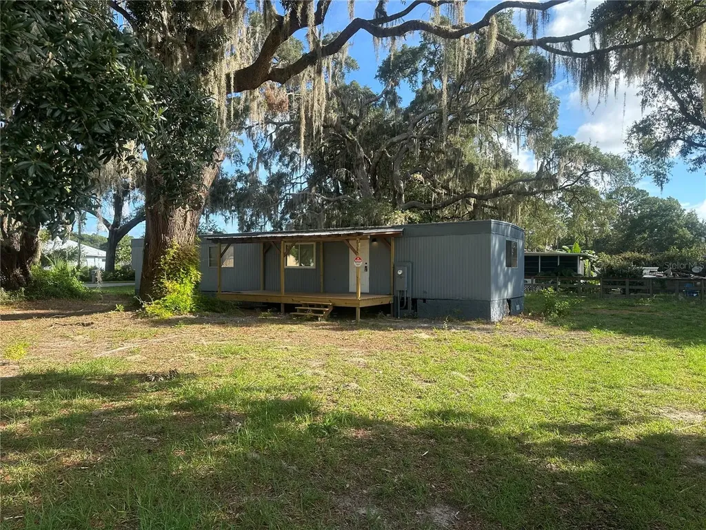 6335 SE 159th Court Ocklawaha FL 32179