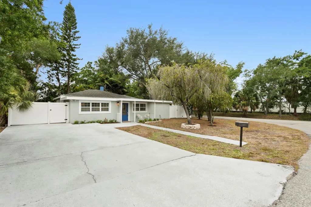 3526 W Paul Avenue Tampa FL 33611