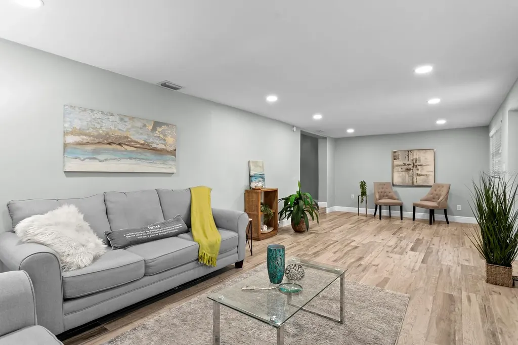 3526 W Paul Avenue Tampa FL 33611