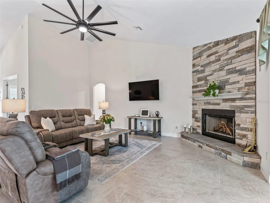 3828 Oak Pointe Drive Lady Lake FL 32159
