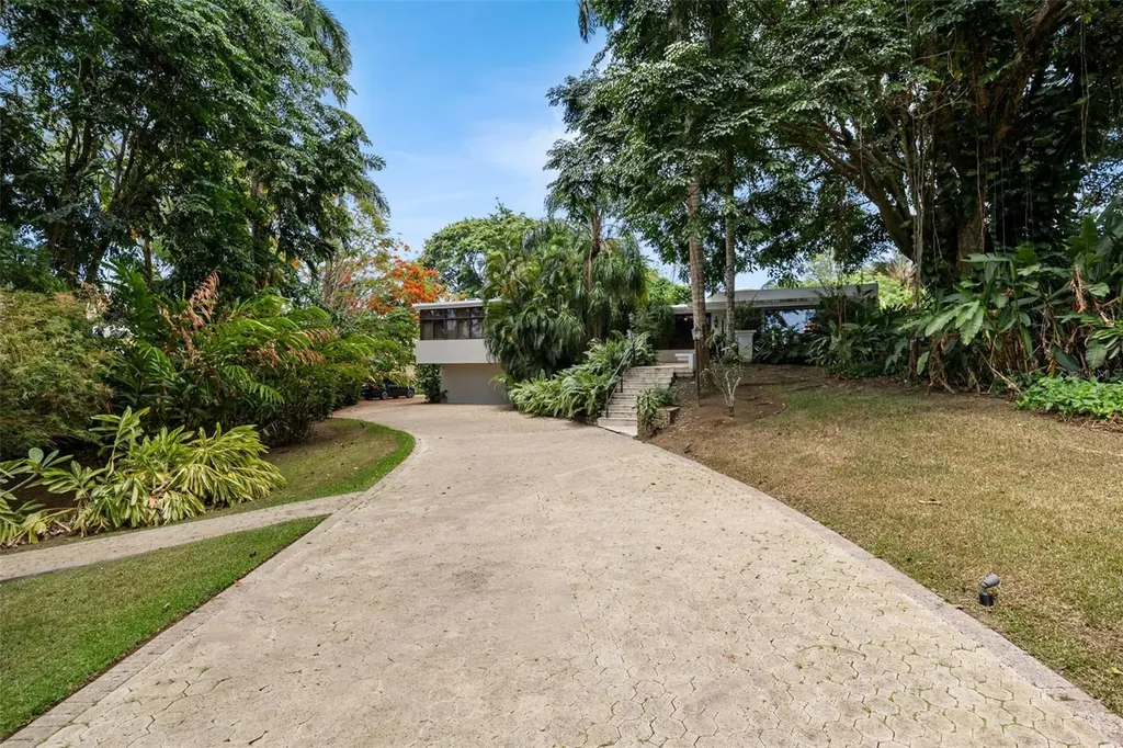 1841 Begonia St, Santa Maria San Juan PR 00927