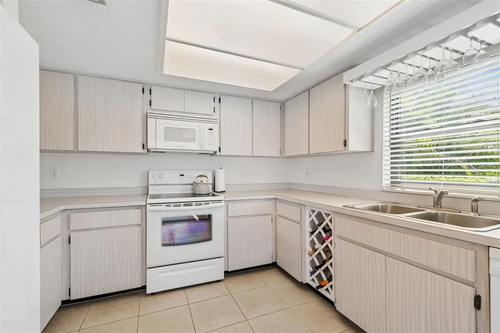 100 Lisa Lane Oldsmar FL 34677