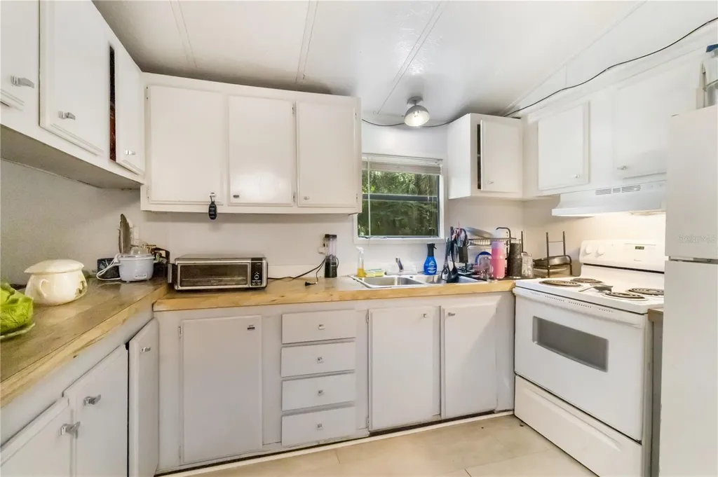 3080 Cr 417 Lake Panasoffkee FL 33538