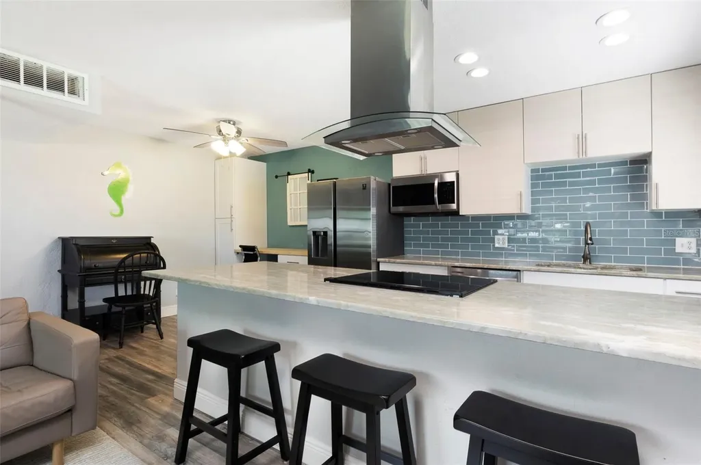 3281 38th Way S St Petersburg FL 33711