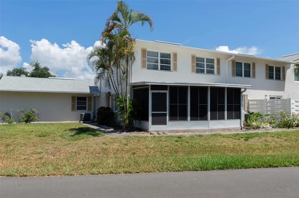 3281 38th Way S St Petersburg FL 33711