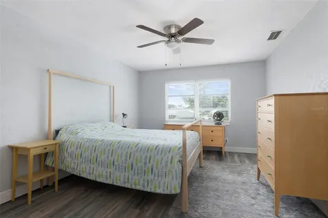 3281 38th Way S St Petersburg FL 33711