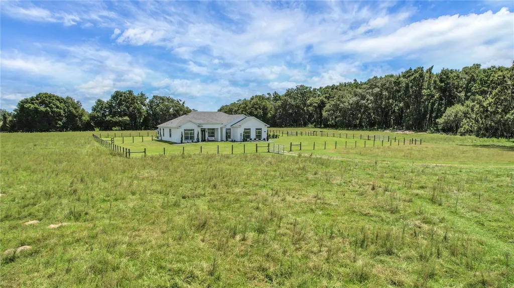 10757 County Road 223 Oxford FL 34484