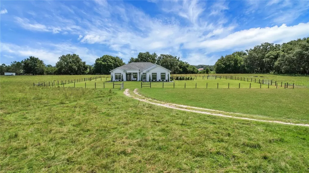 10757 County Road 223 Oxford FL 34484