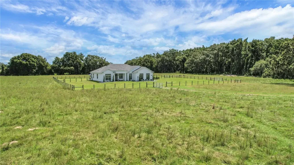 10757 County Road 223 Oxford FL 34484