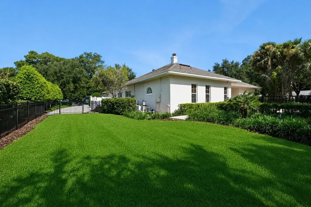 1215 Gray Court Eustis FL 32726