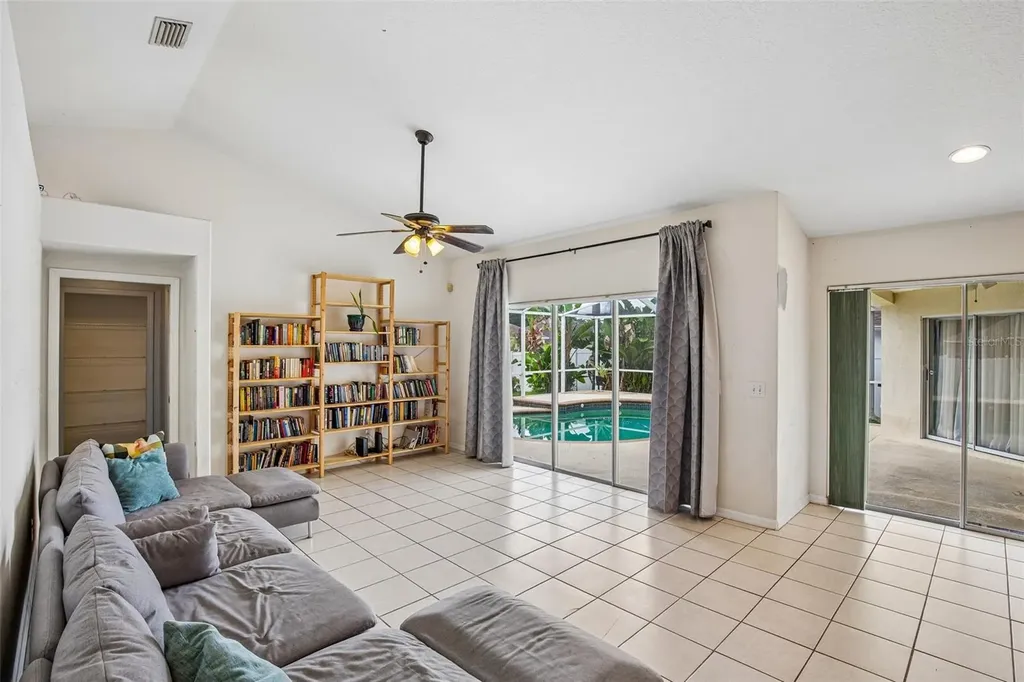 2302 Towering Oaks Circle Seffner FL 33584