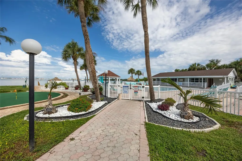 3715 42nd Way S St Petersburg FL 33711
