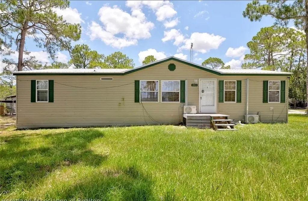 201 E Maxanna Sebring FL 33875