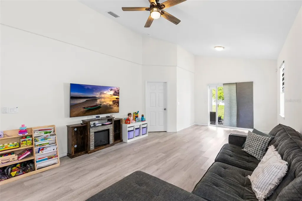 1747 S Oak Street Seffner FL 33584