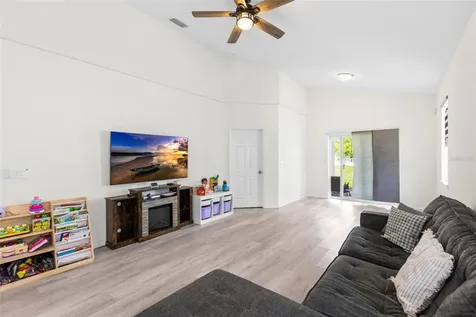 1747 S Oak Street Seffner FL 33584