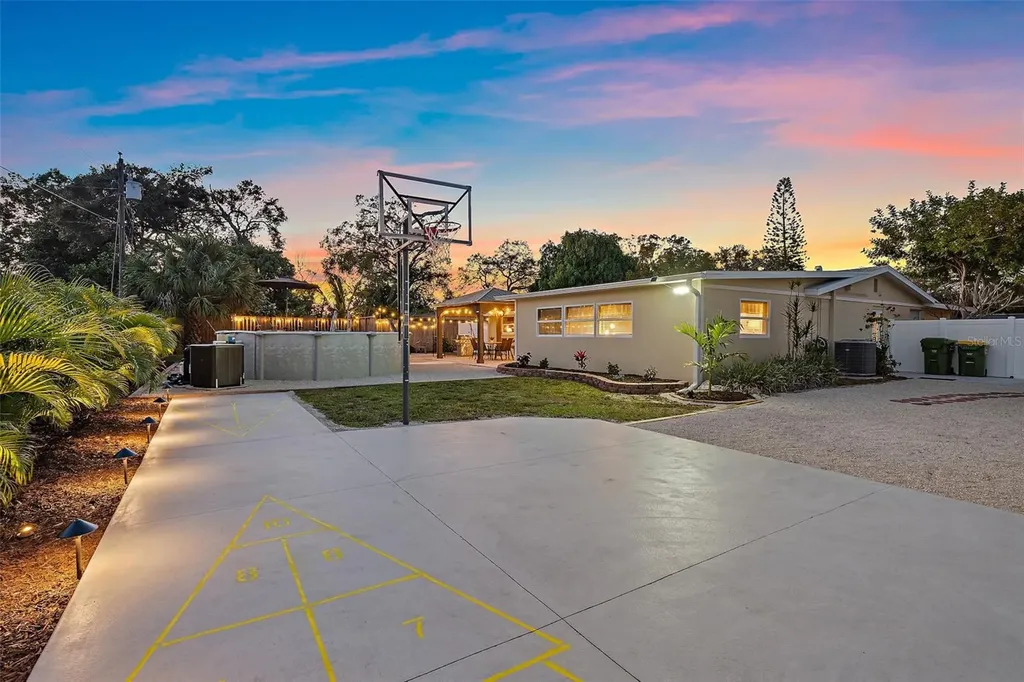 3376 7th Street Sarasota FL 34237