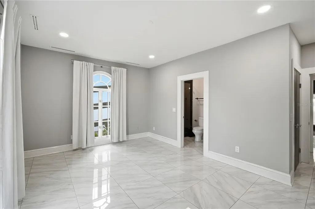 2418 W Palm Drive Tampa FL 33629