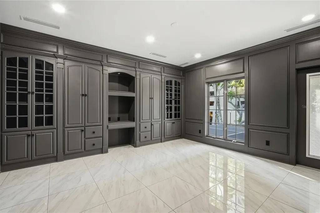 2418 W Palm Drive Tampa FL 33629