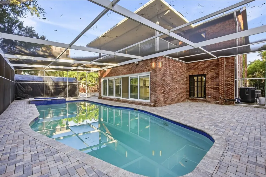 2418 W Palm Drive Tampa FL 33629