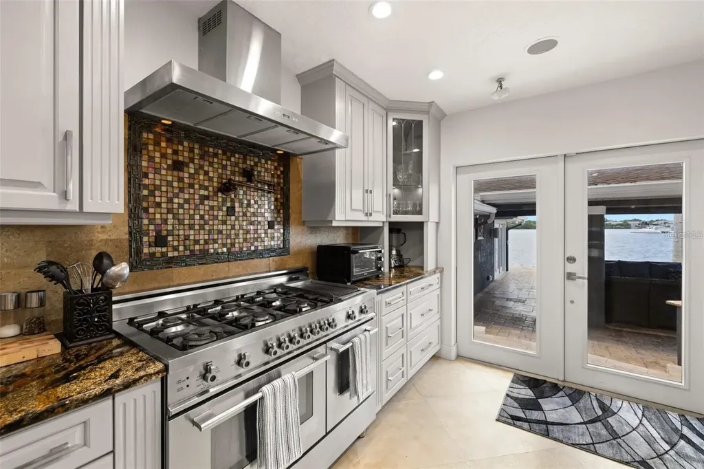 2785 Bayside Drive S St Petersburg FL 33705