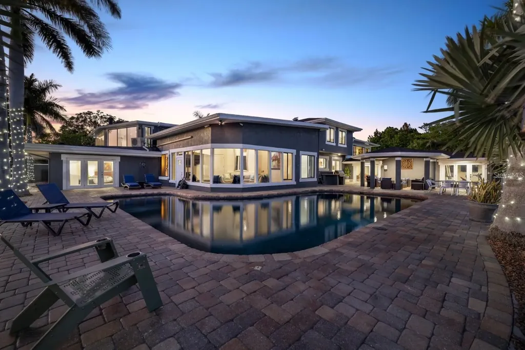 2785 Bayside Drive S St Petersburg FL 33705